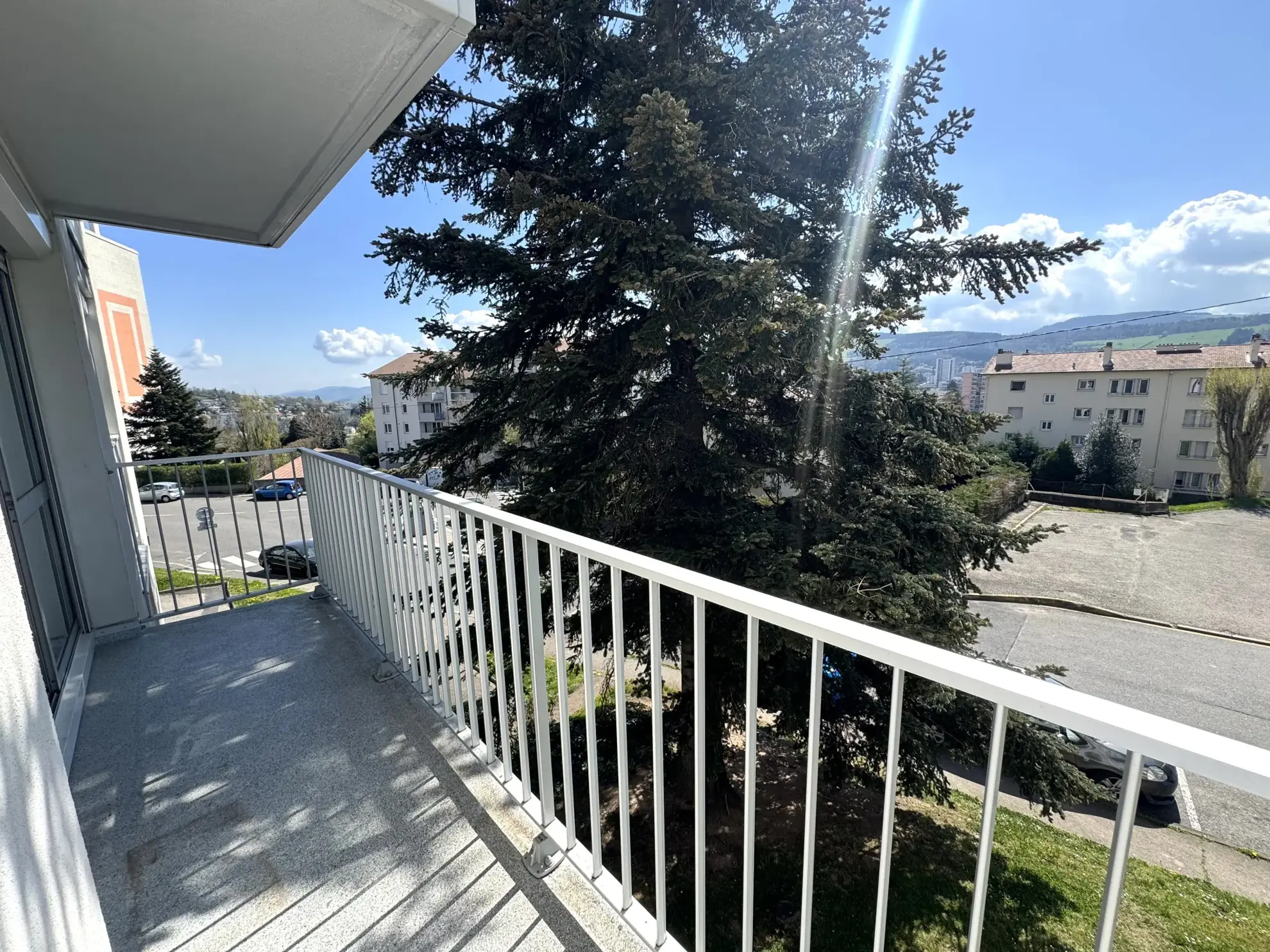 Appartement F4 avec balcon, cave et parking à Saint-Étienne Villeboeuf le Haut 