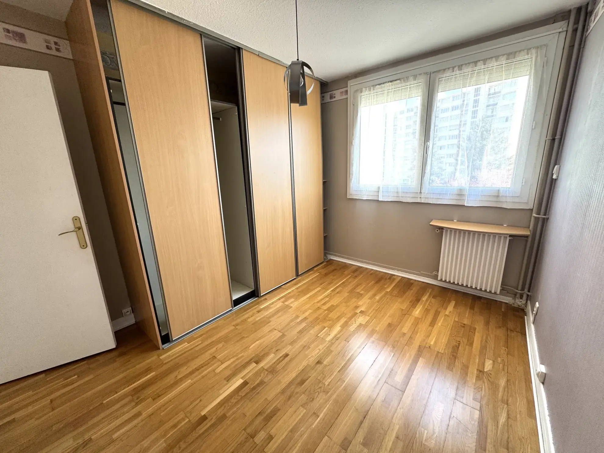 Appartement F4 avec balcon, cave et parking à Saint-Étienne Villeboeuf le Haut 