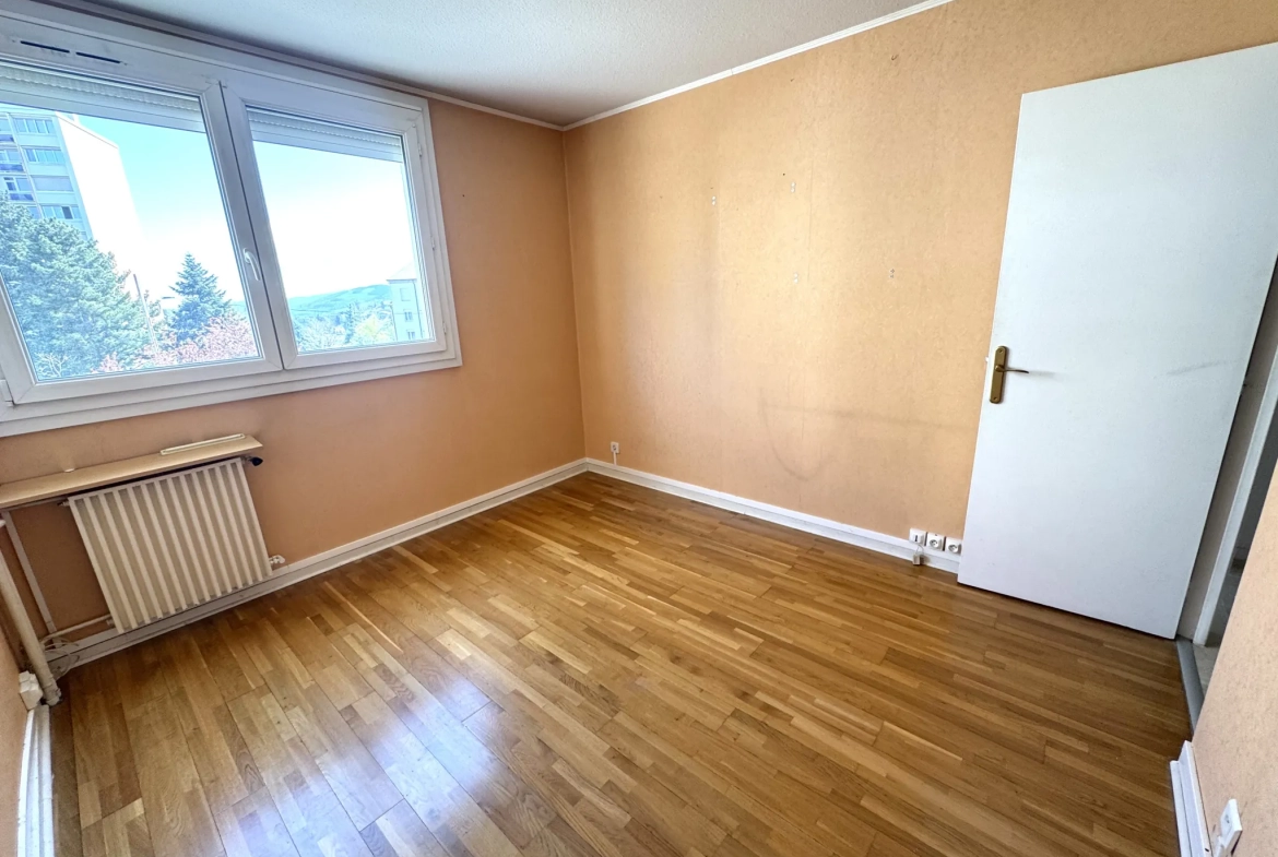 Appartement F4 avec balcon, cave et parking à Saint-Étienne Villeboeuf le Haut 