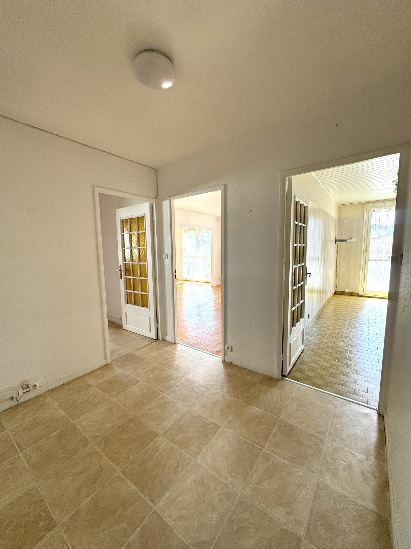 Appartement F4 avec balcon, cave et parking à Saint-Étienne Villeboeuf le Haut 