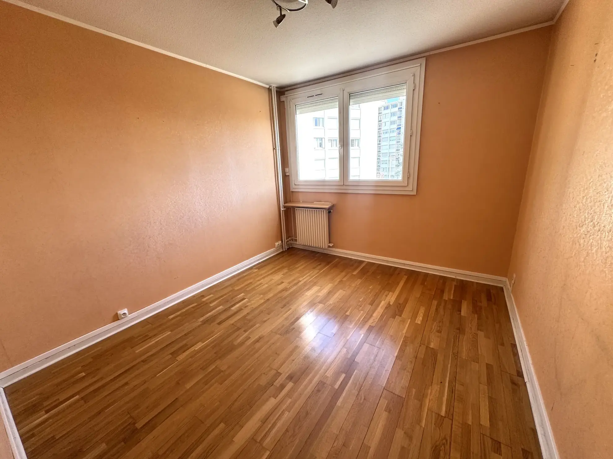 Appartement F4 avec balcon, cave et parking à Saint-Étienne Villeboeuf le Haut 