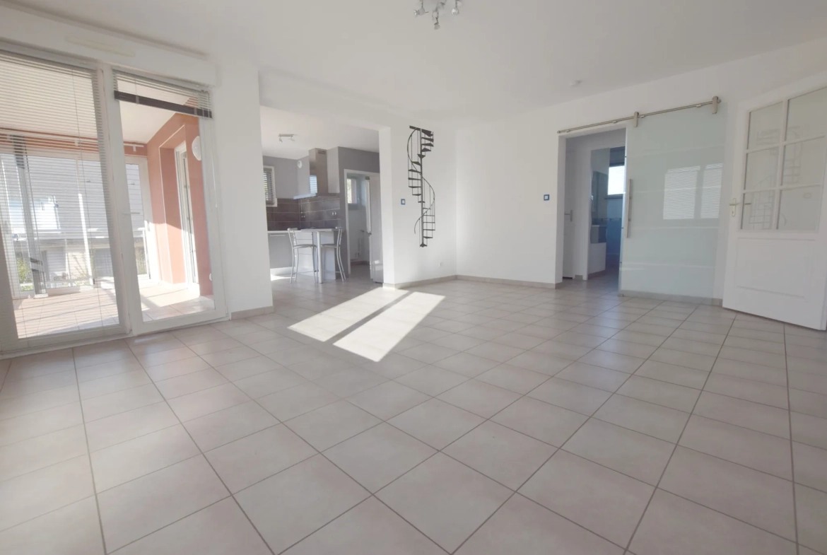 Appartement contemporain F5 avec terrasse et garage à Grand-Charmont 