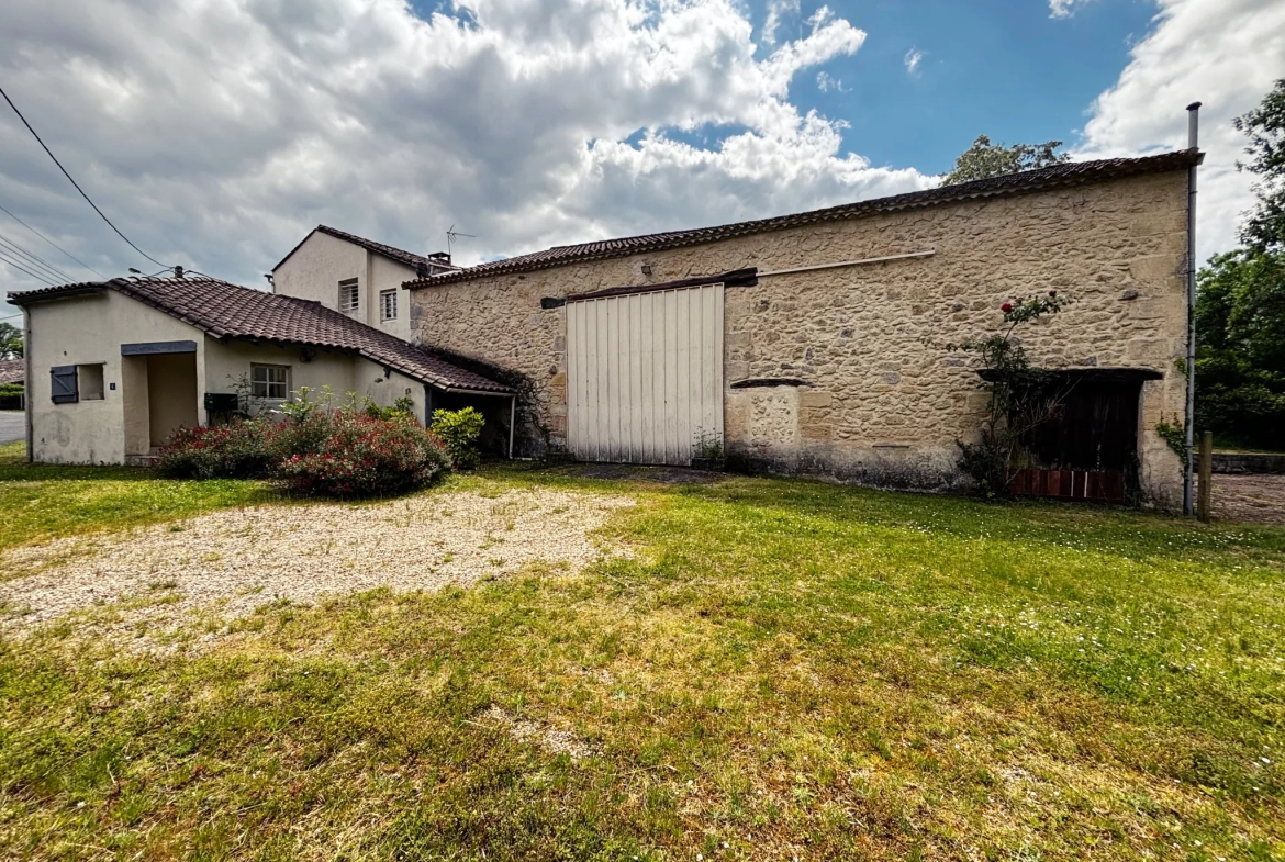 Maison en pierre de 160 m² avec dépendances et grand terrain à Moulin-Neuf 