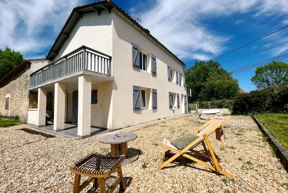 Maison en pierre de 160 m² avec dépendances et grand terrain à Moulin-Neuf 