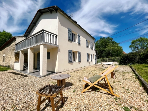 Maison en pierre de 160 m² avec dépendances et grand terrain à Moulin-Neuf
