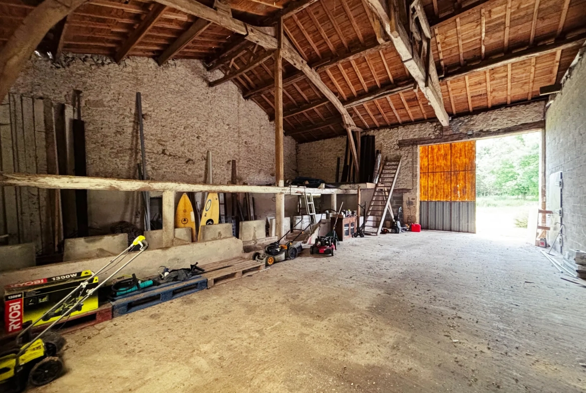 Maison en pierre de 160 m² avec dépendances et grand terrain à Moulin-Neuf 