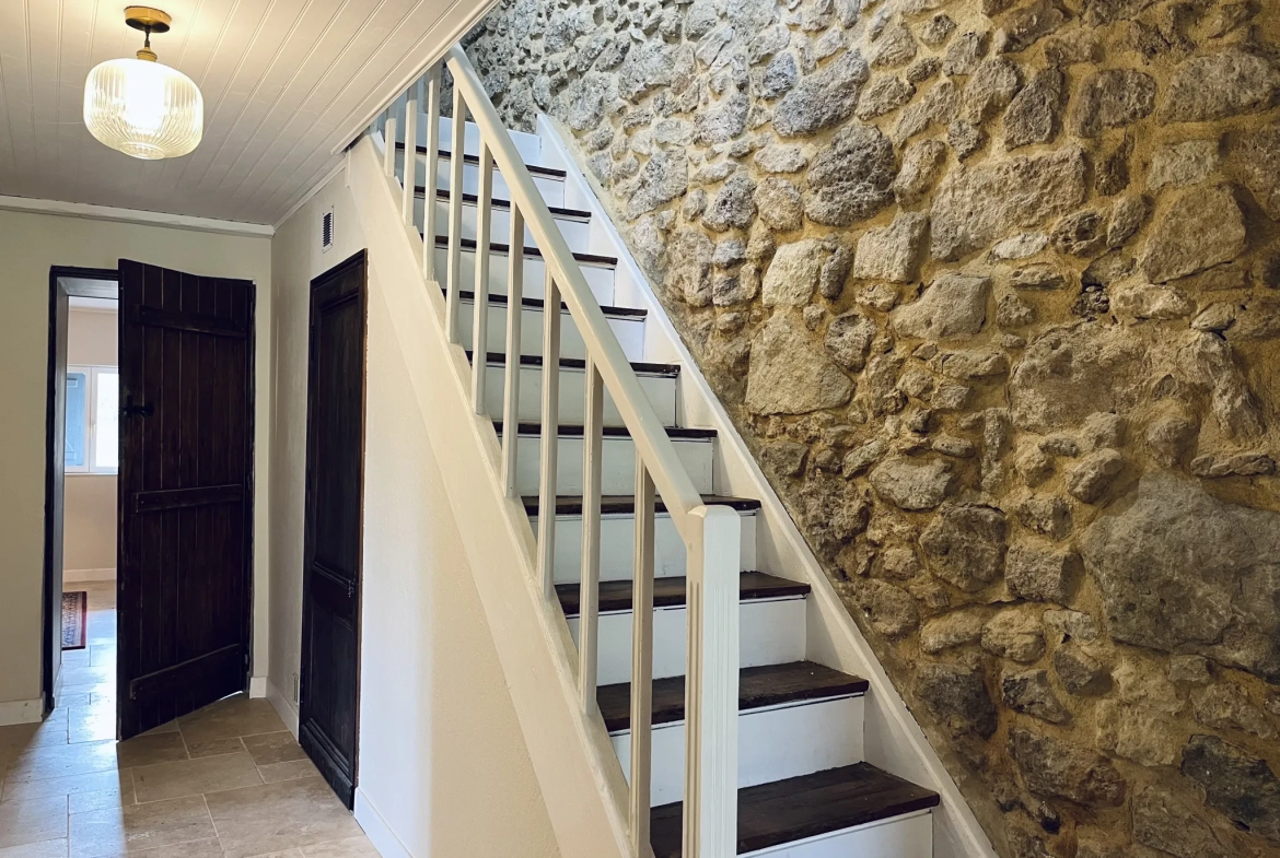 Maison en pierre de 160 m² avec dépendances et grand terrain à Moulin-Neuf 