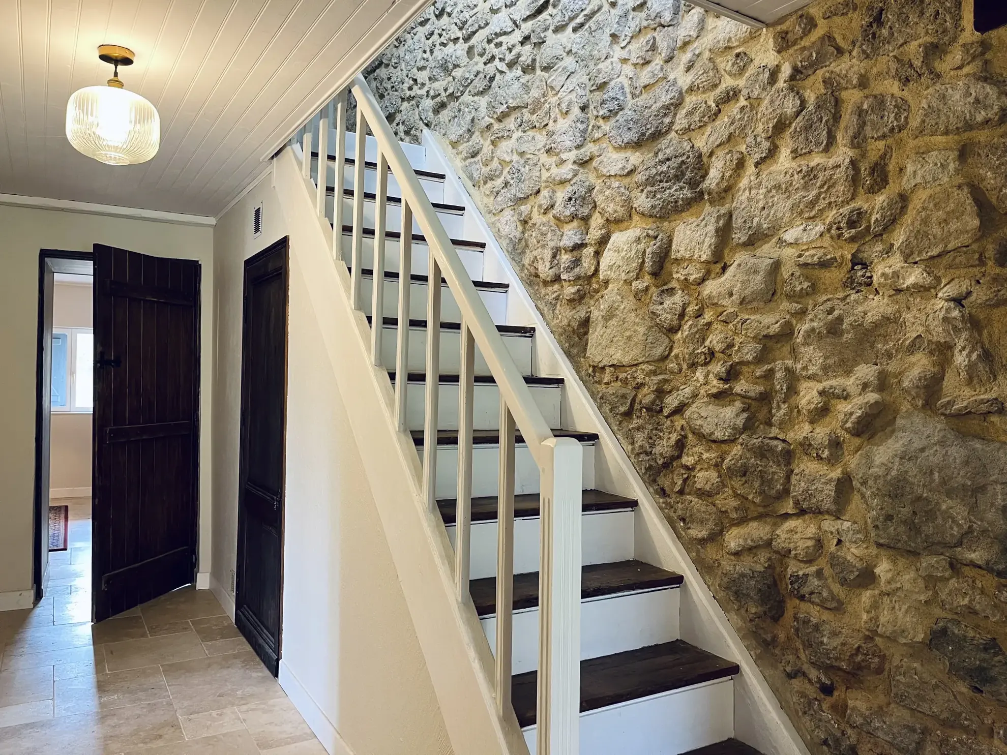 Maison en pierre de 160 m² avec dépendances et grand terrain à Moulin-Neuf 