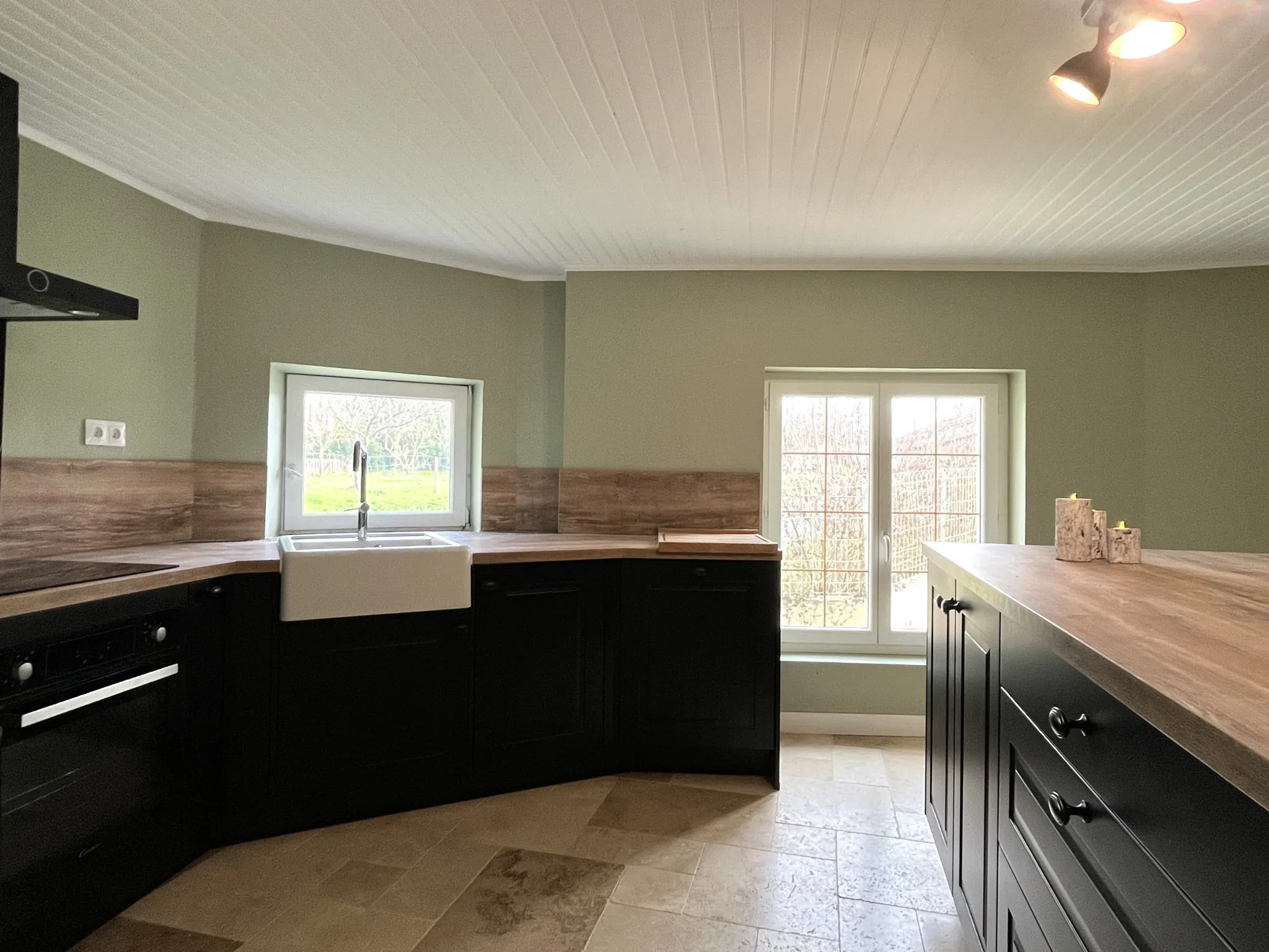 Maison en pierre de 160 m² avec dépendances et grand terrain à Moulin-Neuf 