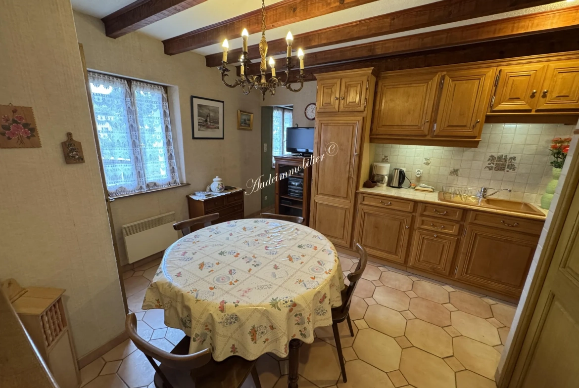 Maison spacieuse avec jardin, garage et appartement à Couiza dans l'Aude 