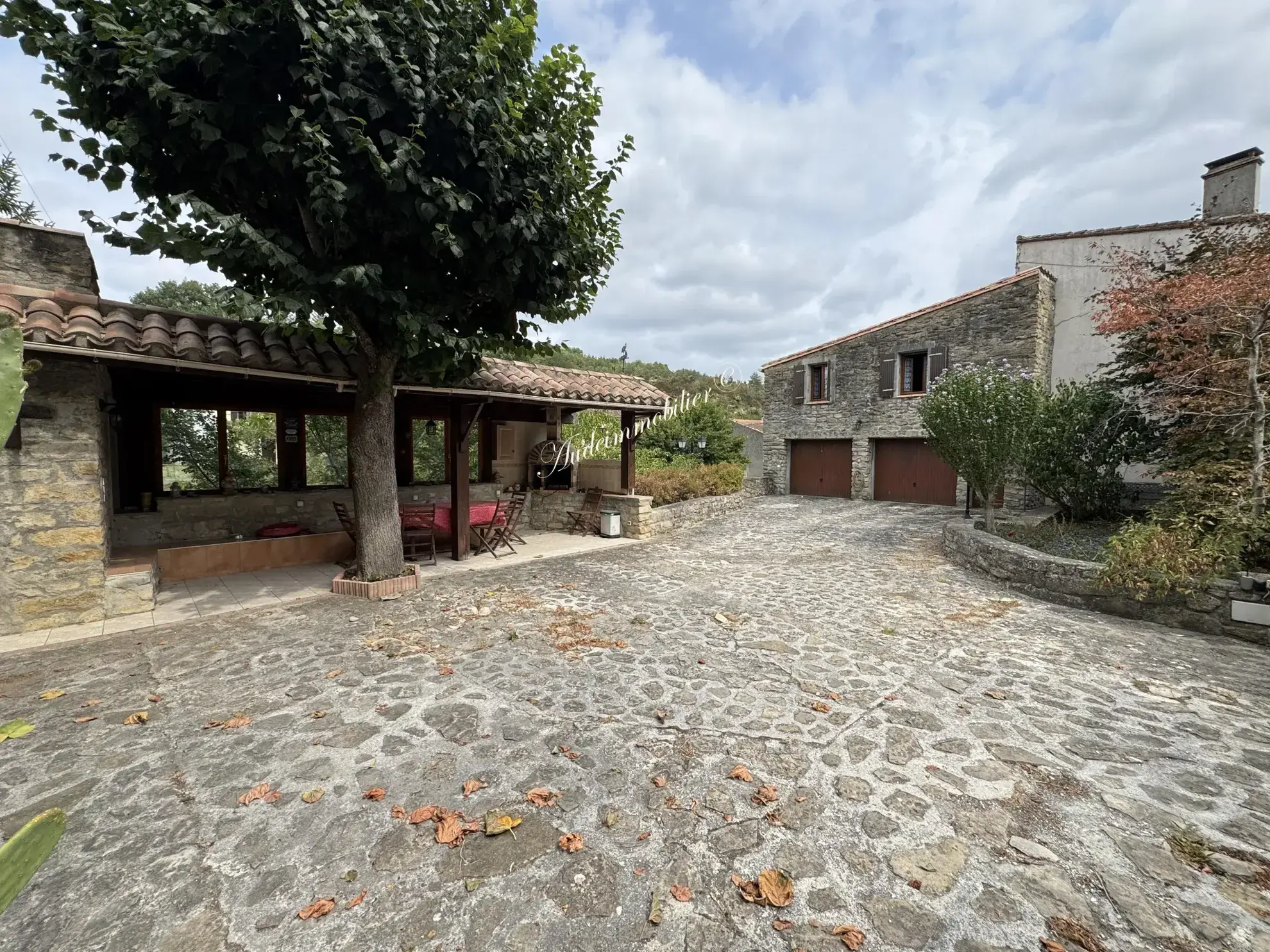 Maison spacieuse avec jardin, garage et appartement à Couiza dans l'Aude 