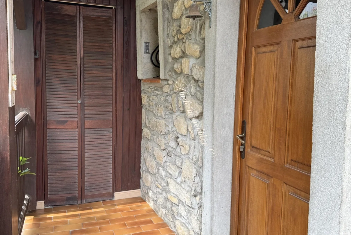 Maison spacieuse avec jardin, garage et appartement à Couiza dans l'Aude 