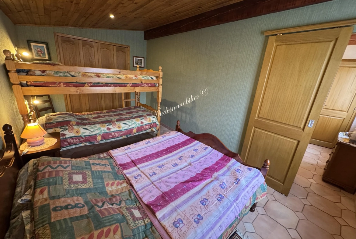 Maison spacieuse avec jardin, garage et appartement à Couiza dans l'Aude 