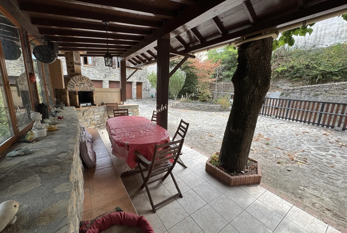 Maison spacieuse avec jardin, garage et appartement à Couiza dans l'Aude 