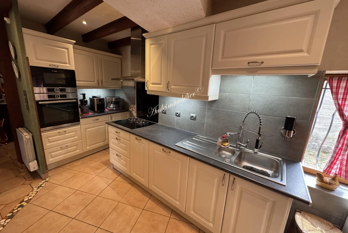 Maison spacieuse avec jardin, garage et appartement à Couiza dans l'Aude 