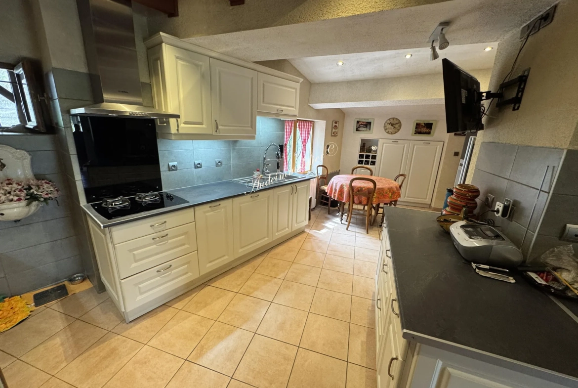 Maison spacieuse avec jardin, garage et appartement à Couiza dans l'Aude 