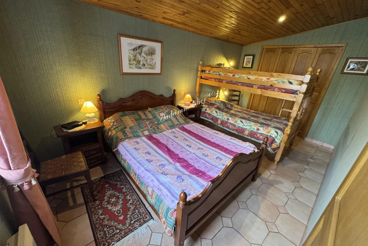 Maison spacieuse avec jardin, garage et appartement à Couiza dans l'Aude 