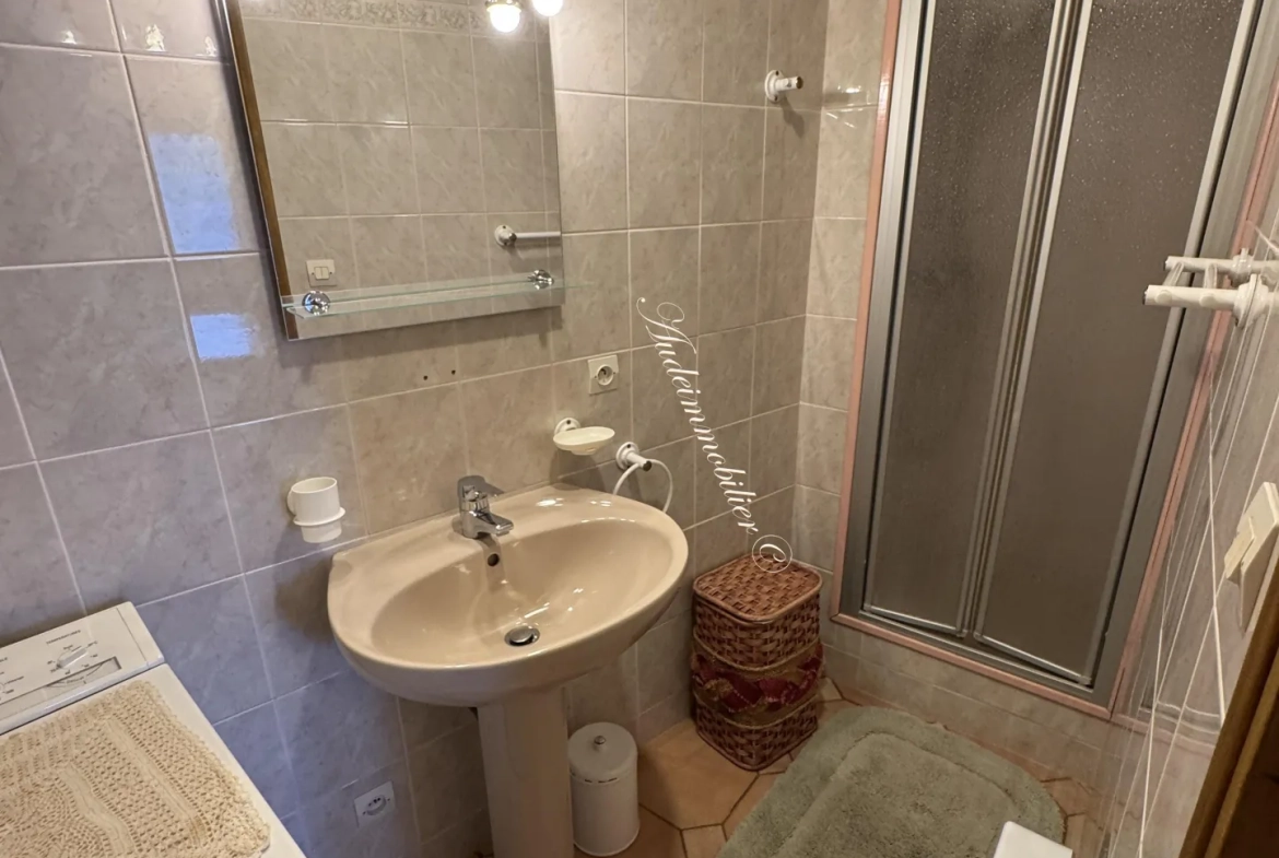 Maison spacieuse avec jardin, garage et appartement à Couiza dans l'Aude 