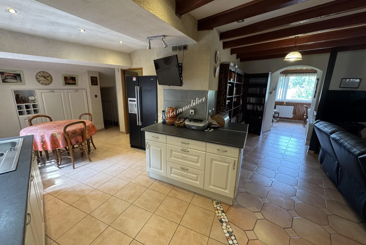 Maison spacieuse avec jardin, garage et appartement à Couiza dans l'Aude 
