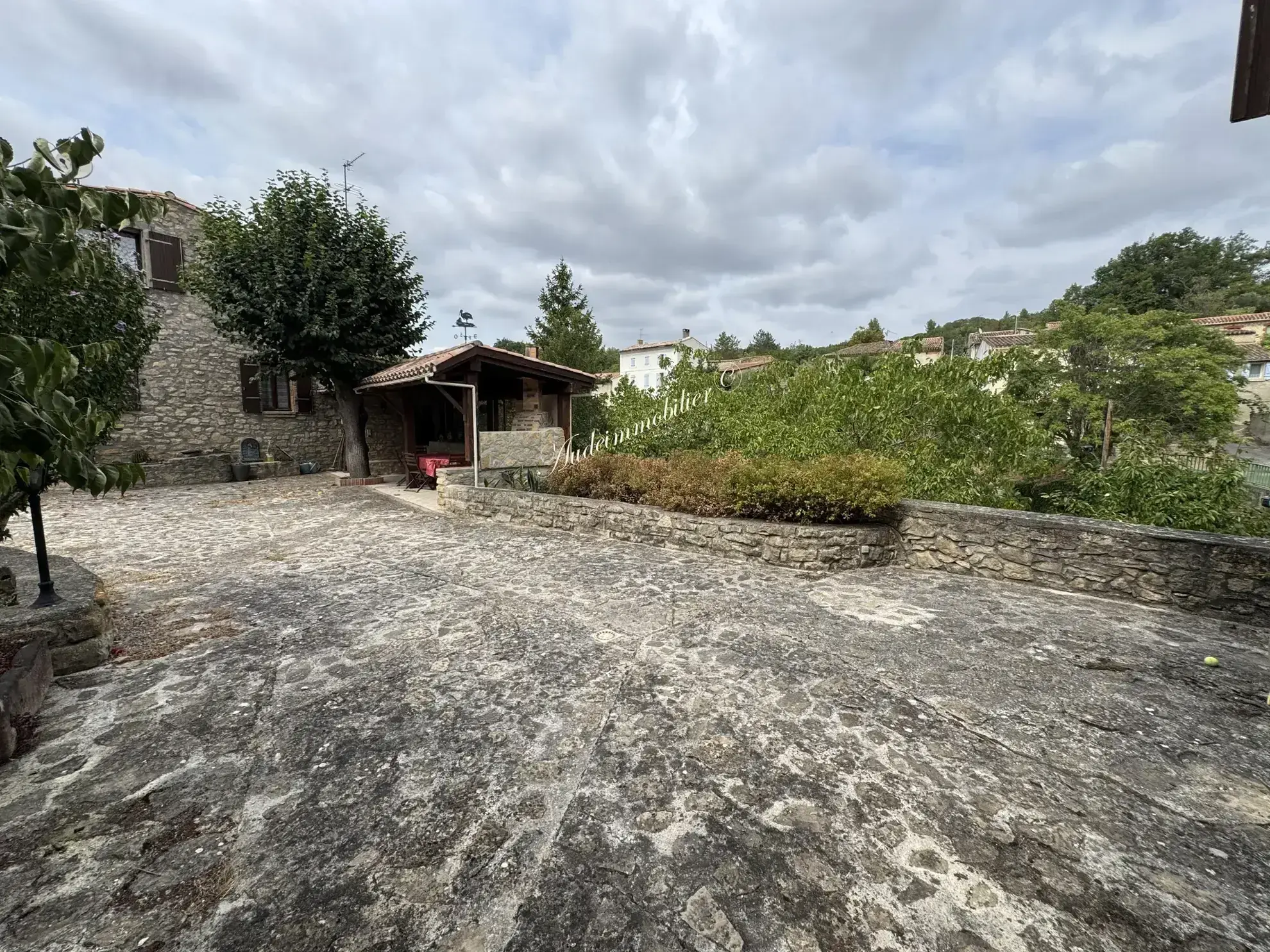 Maison spacieuse avec jardin, garage et appartement à Couiza dans l'Aude 