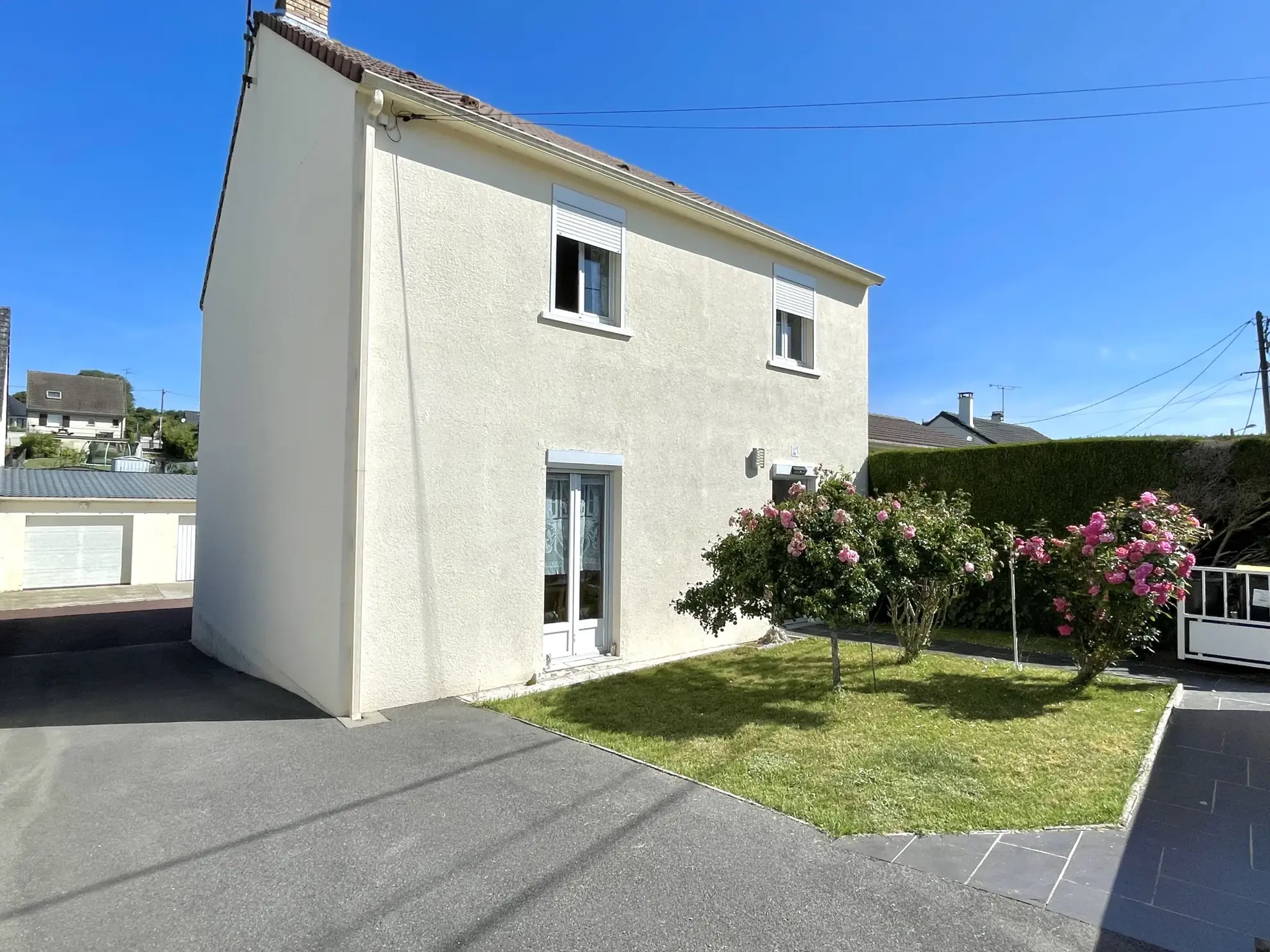 Maison individuelle rénovée proche de Saint-Quentin avec jardin et garage 