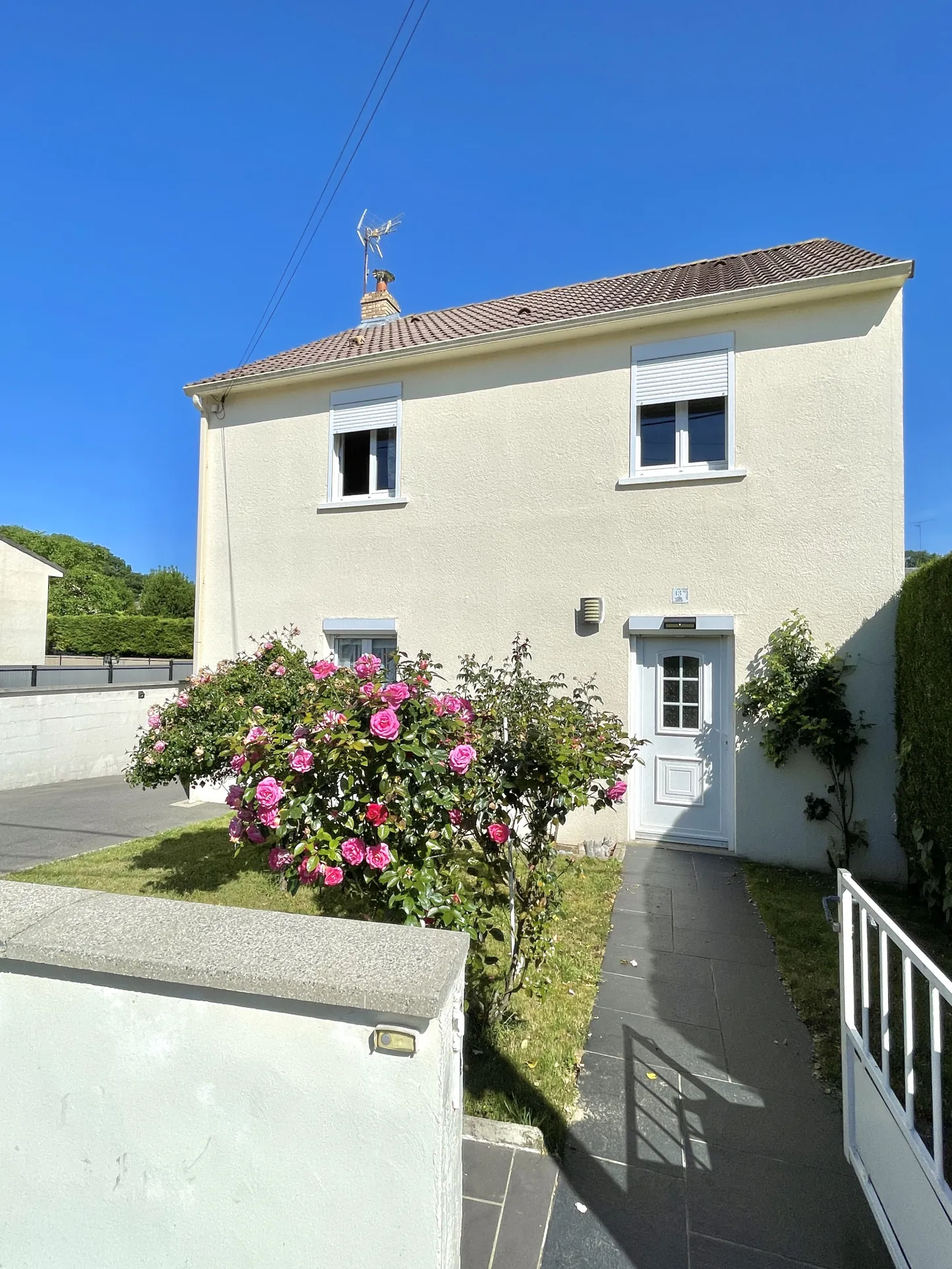 Maison individuelle rénovée proche de Saint-Quentin avec jardin et garage 