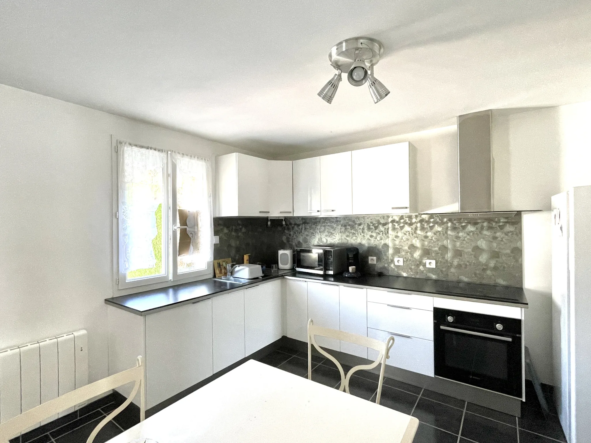 Maison individuelle rénovée proche de Saint-Quentin avec jardin et garage 