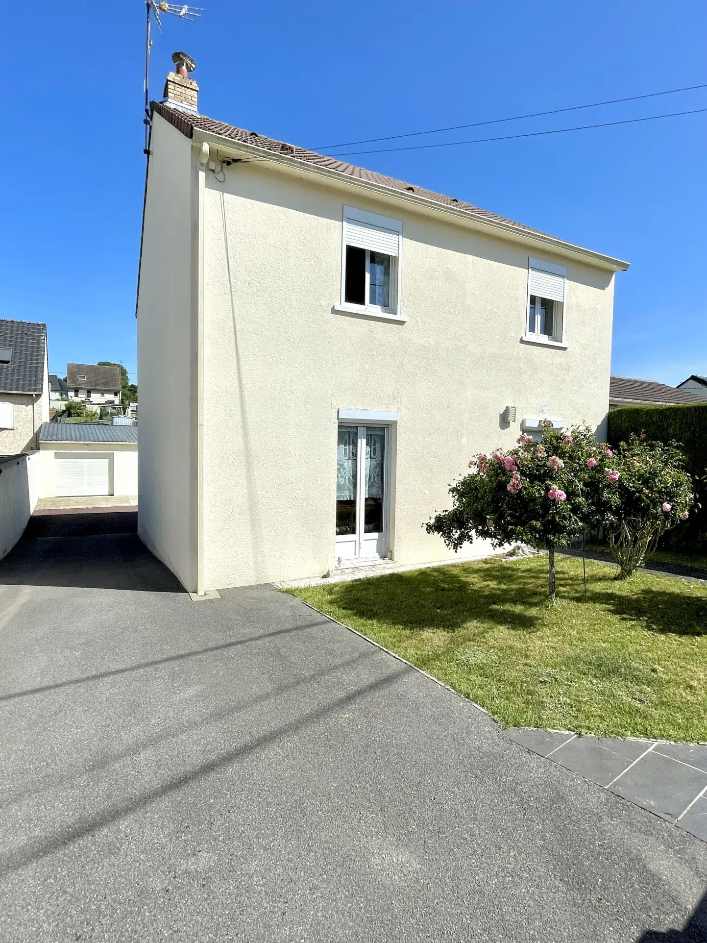 Maison individuelle rénovée proche de Saint-Quentin avec jardin et garage 