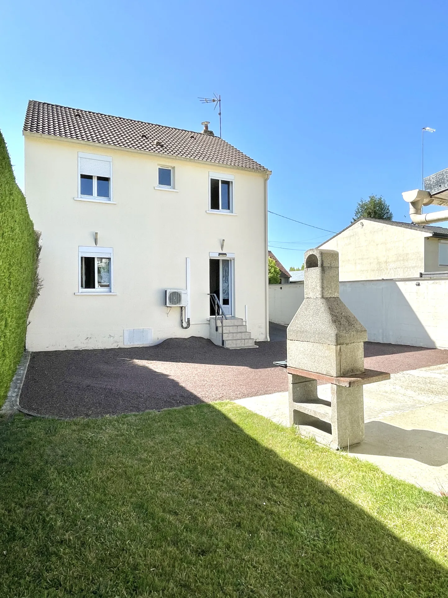 Maison individuelle rénovée proche de Saint-Quentin avec jardin et garage 