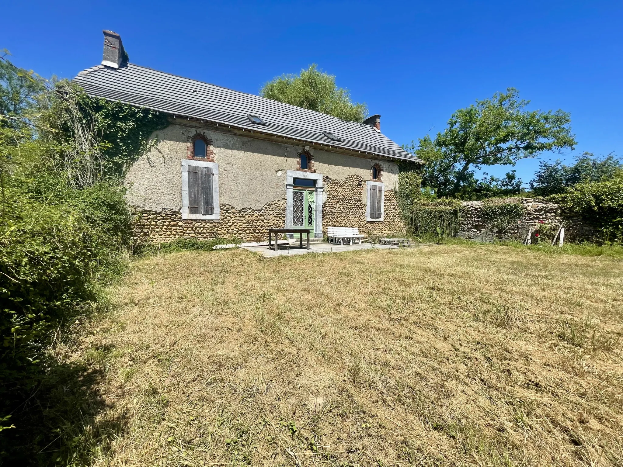 Charmante maison à rénover avec terrain à Montaner (64) - Potentiel familial 