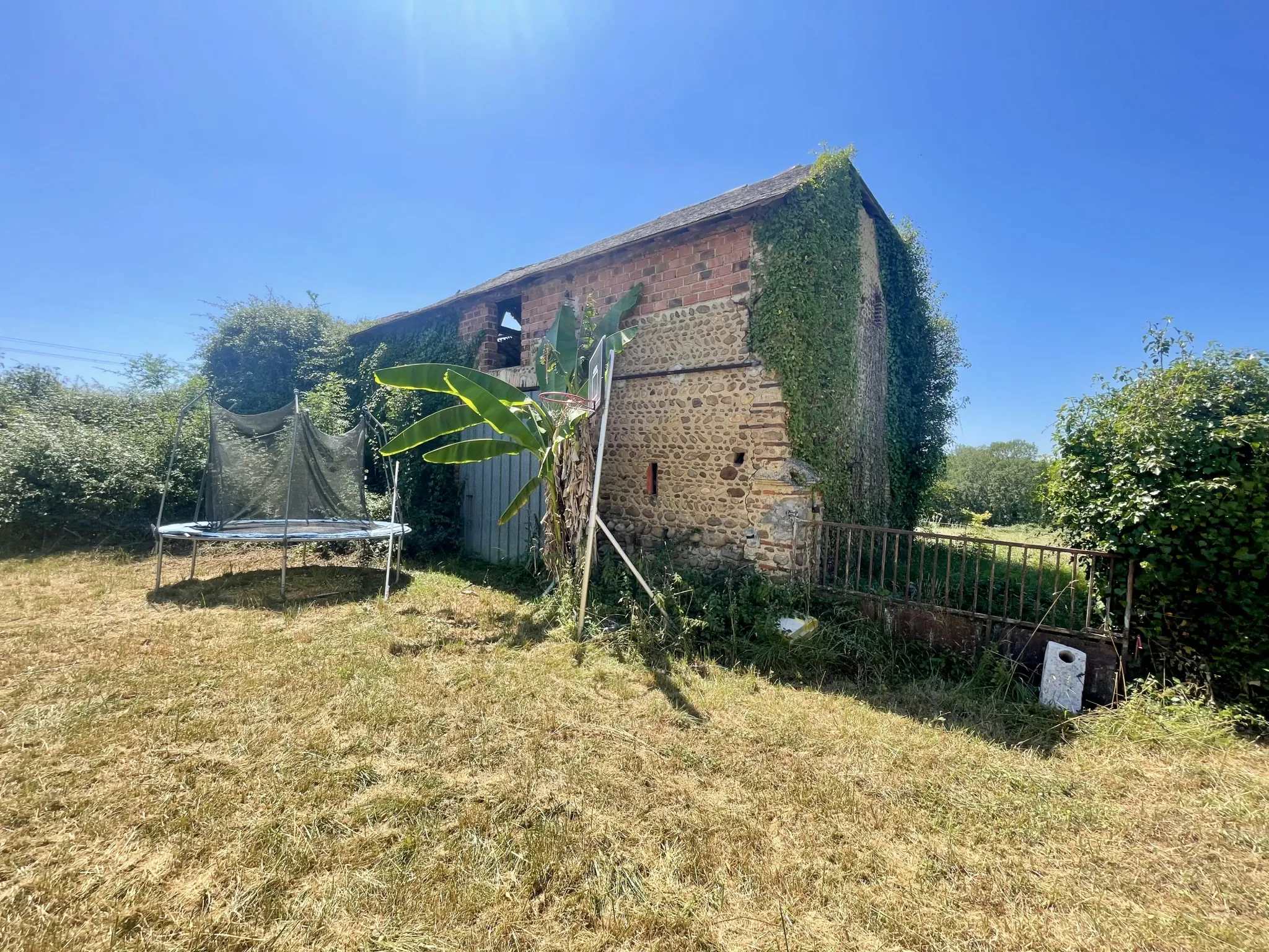 Charmante maison à rénover avec terrain à Montaner (64) - Potentiel familial 