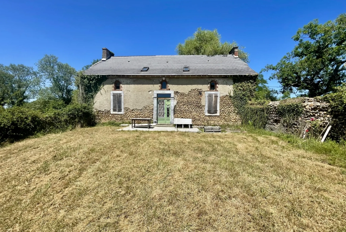 Charmante maison à rénover avec terrain à Montaner (64) - Potentiel familial 