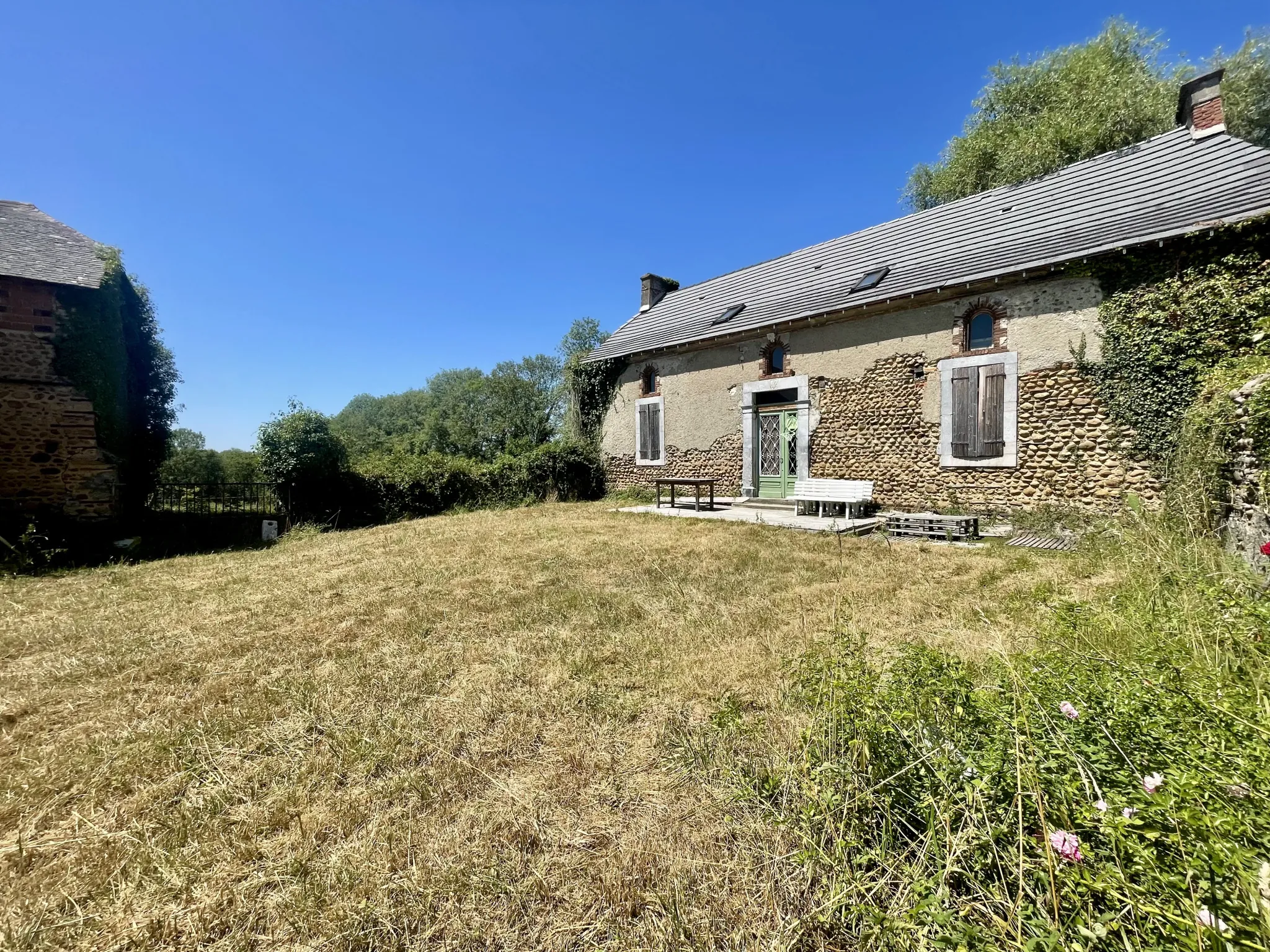 Charmante maison à rénover avec terrain à Montaner (64) - Potentiel familial 
