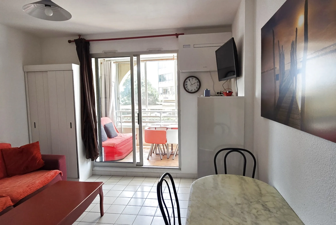 Appartement 2 pièces rénové et climatisé à Valras Plage avec vue mer partielle 