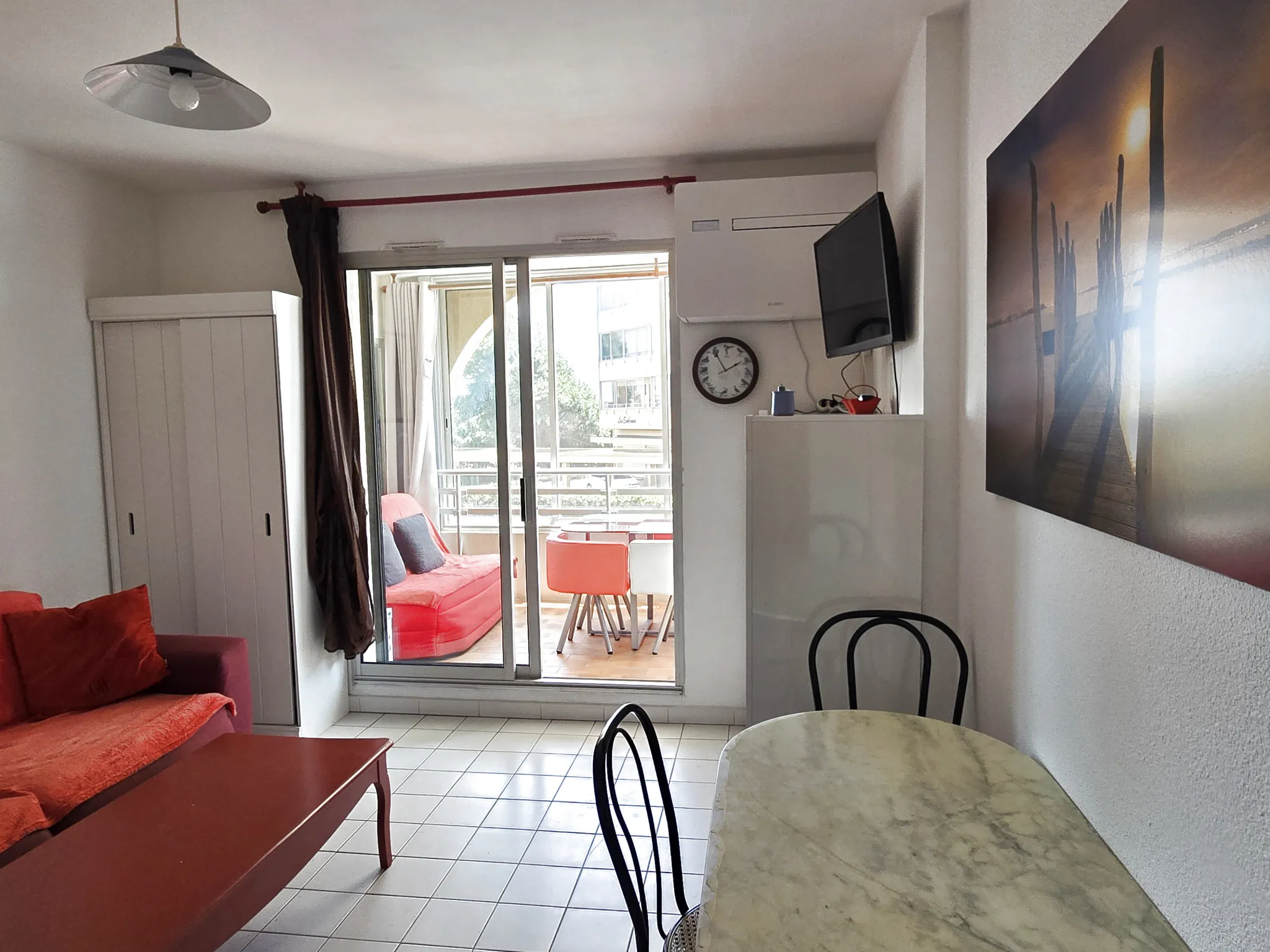 Appartement 2 pièces rénové et climatisé à Valras Plage avec vue mer partielle 