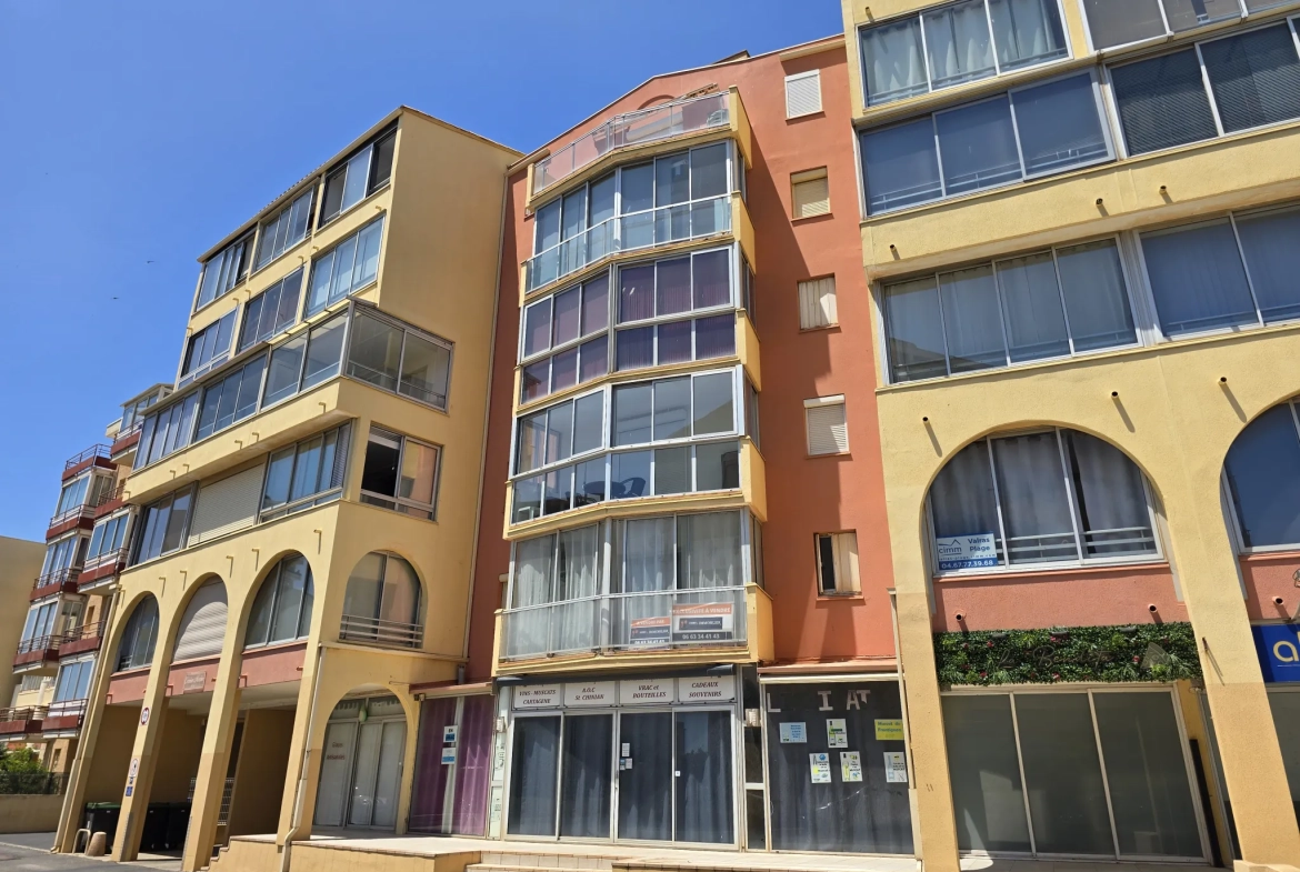 Appartement 2 pièces rénové et climatisé à Valras Plage avec vue mer partielle 