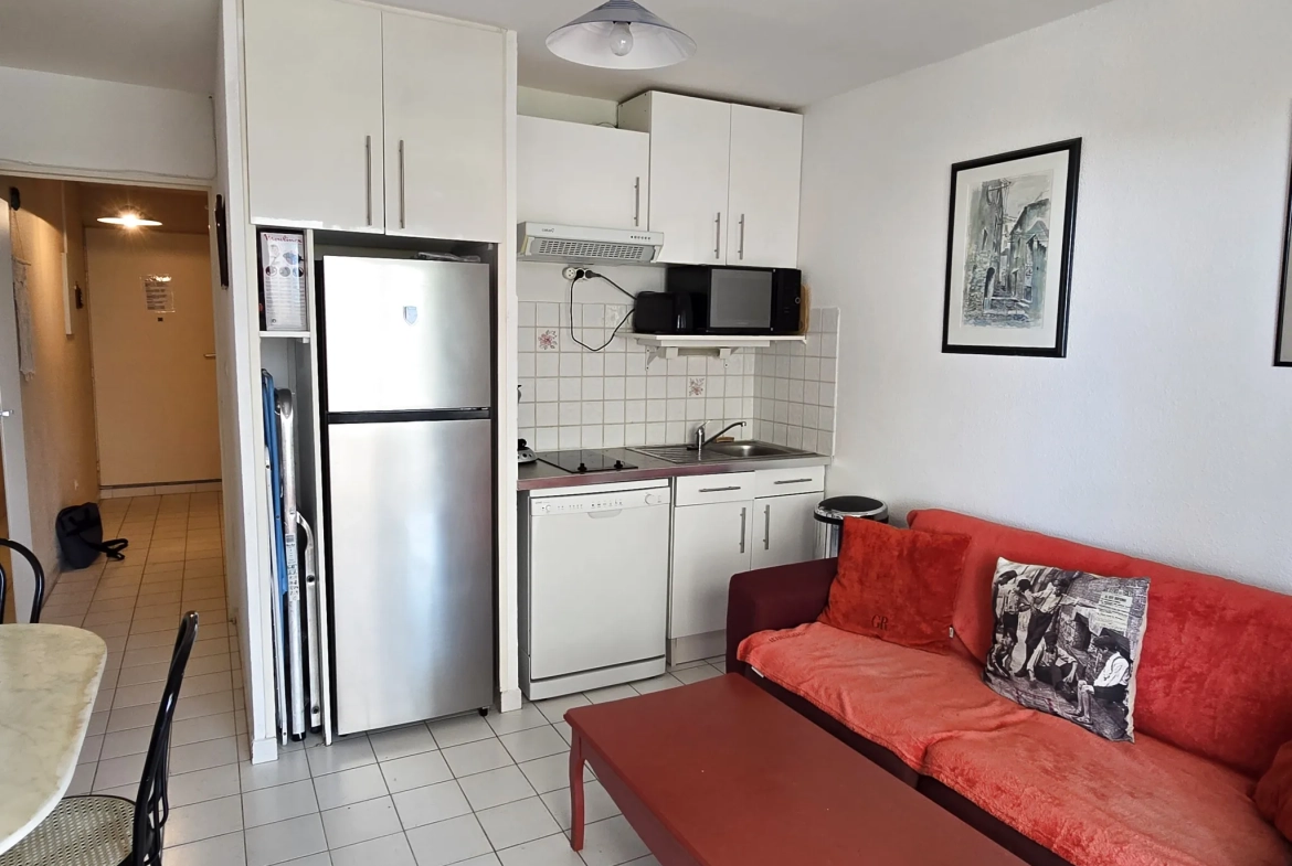 Appartement 2 pièces rénové et climatisé à Valras Plage avec vue mer partielle 