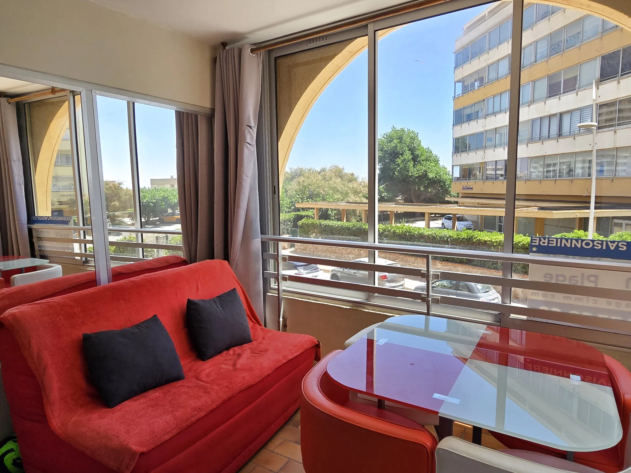 Appartement 2 pièces rénové et climatisé à Valras Plage avec vue mer partielle 