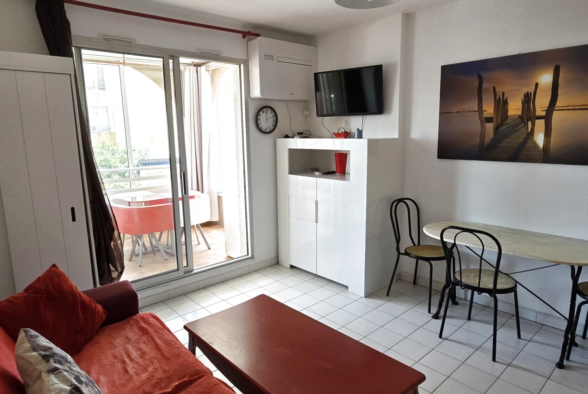 Appartement 2 pièces rénové et climatisé à Valras Plage avec vue mer partielle 