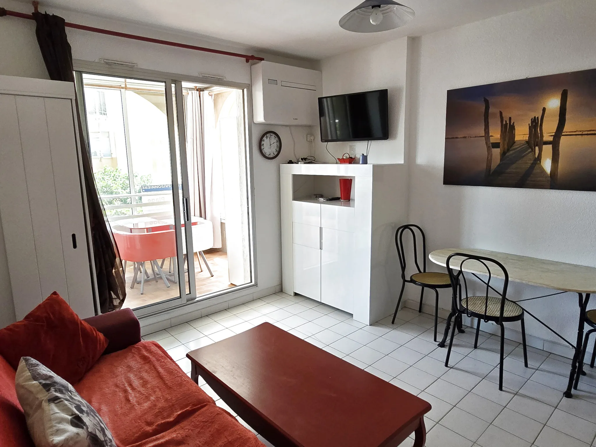 Appartement 2 pièces rénové et climatisé à Valras Plage avec vue mer partielle 