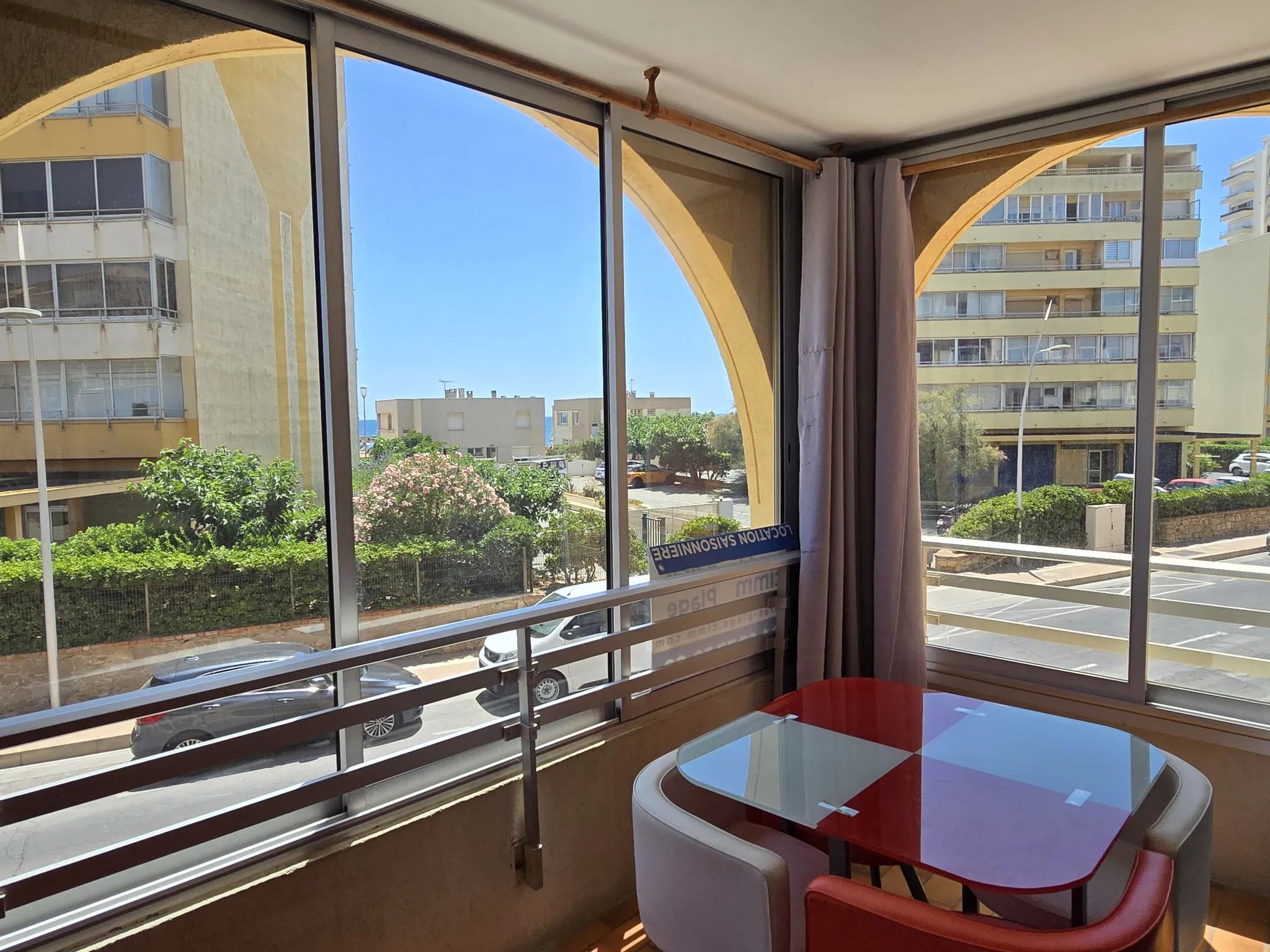 Appartement 2 pièces rénové et climatisé à Valras Plage avec vue mer partielle 