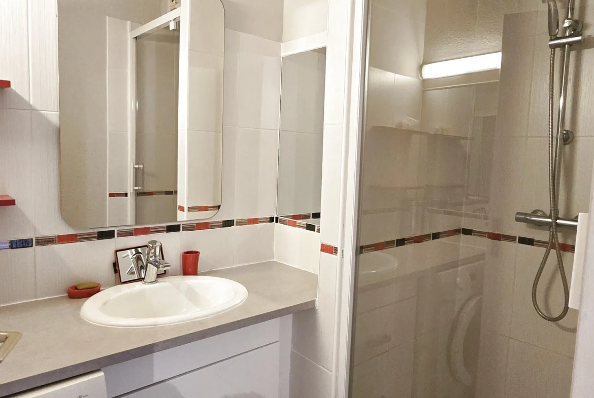 Appartement 2 pièces rénové et climatisé à Valras Plage avec vue mer partielle 