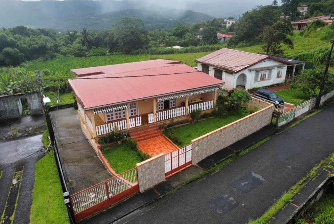 Maison d'architecte de 187 m² avec vue exceptionnelle au MORNE ROUGE 
