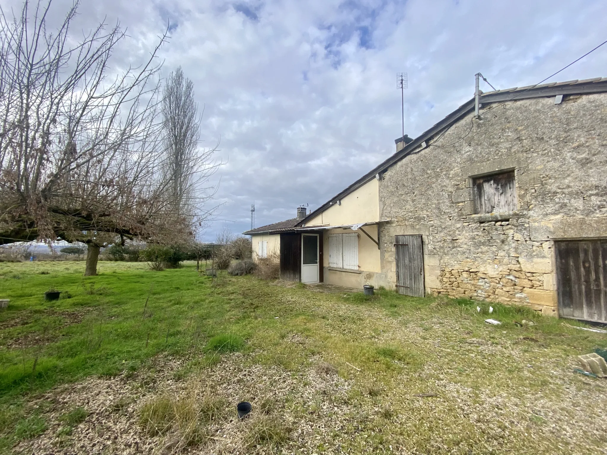 Ancien corps de ferme à rénover sur 9,80 hectares à La Reole 