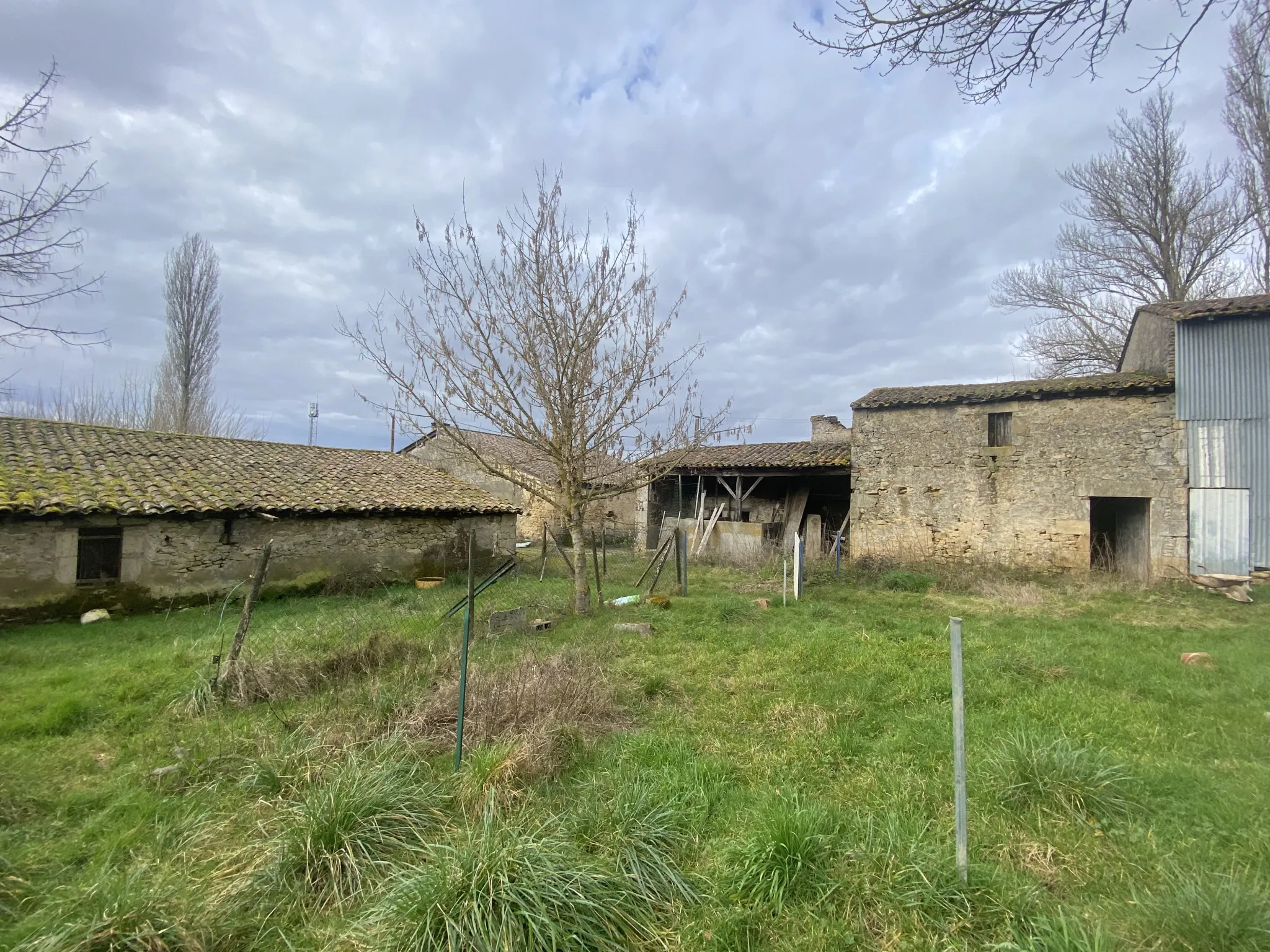 Ancien corps de ferme à rénover sur 9,80 hectares à La Reole 