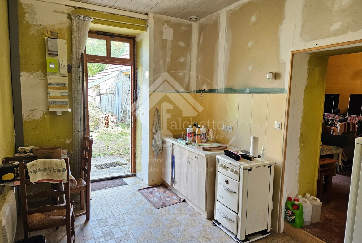 Maison de plain-pied à Chavroches à rénover avec terrain et garage 