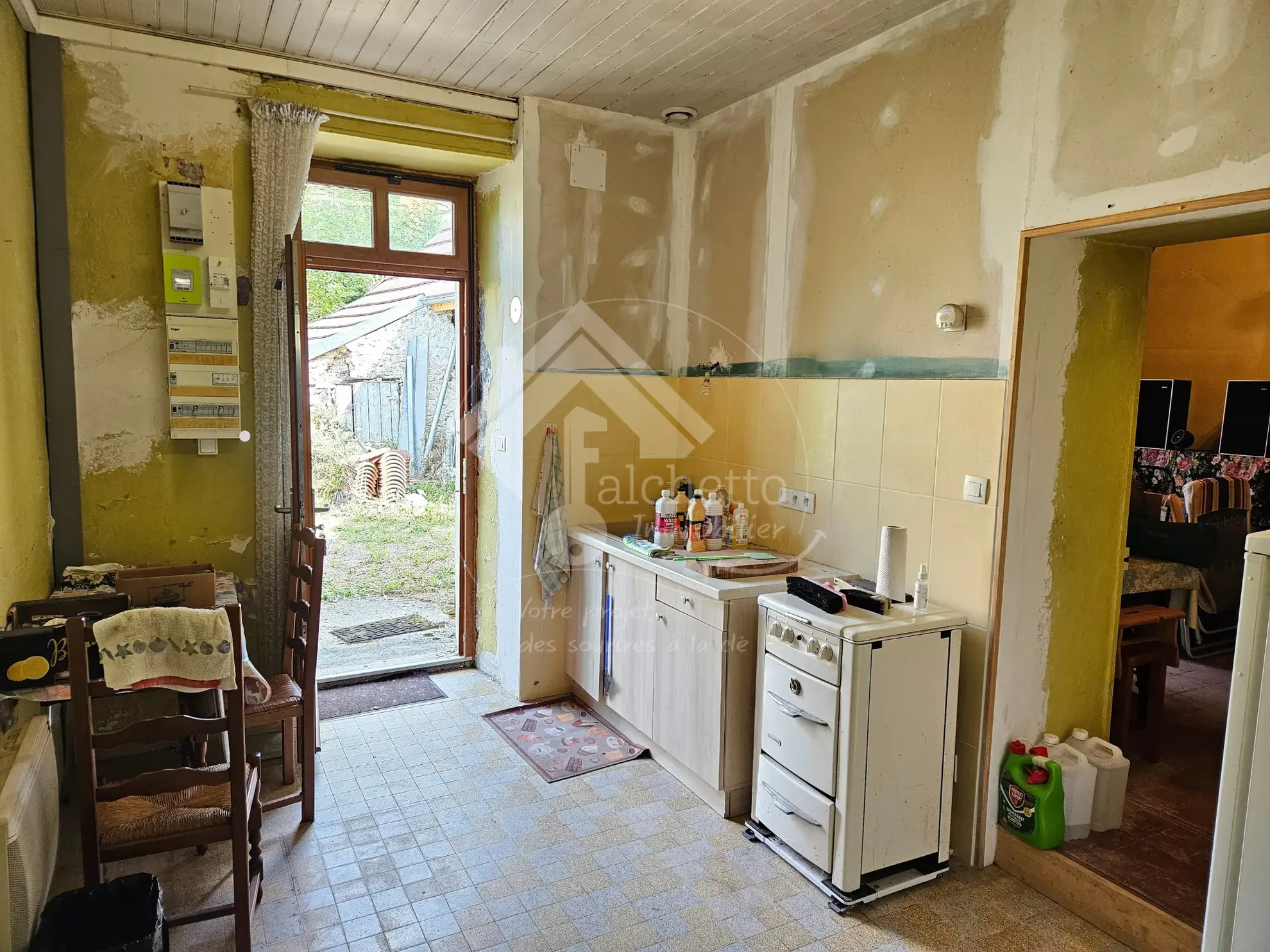 Maison de plain-pied à Chavroches à rénover avec terrain et garage 