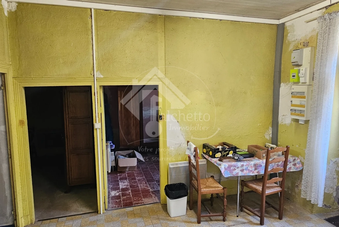 Maison de plain-pied à Chavroches à rénover avec terrain et garage 