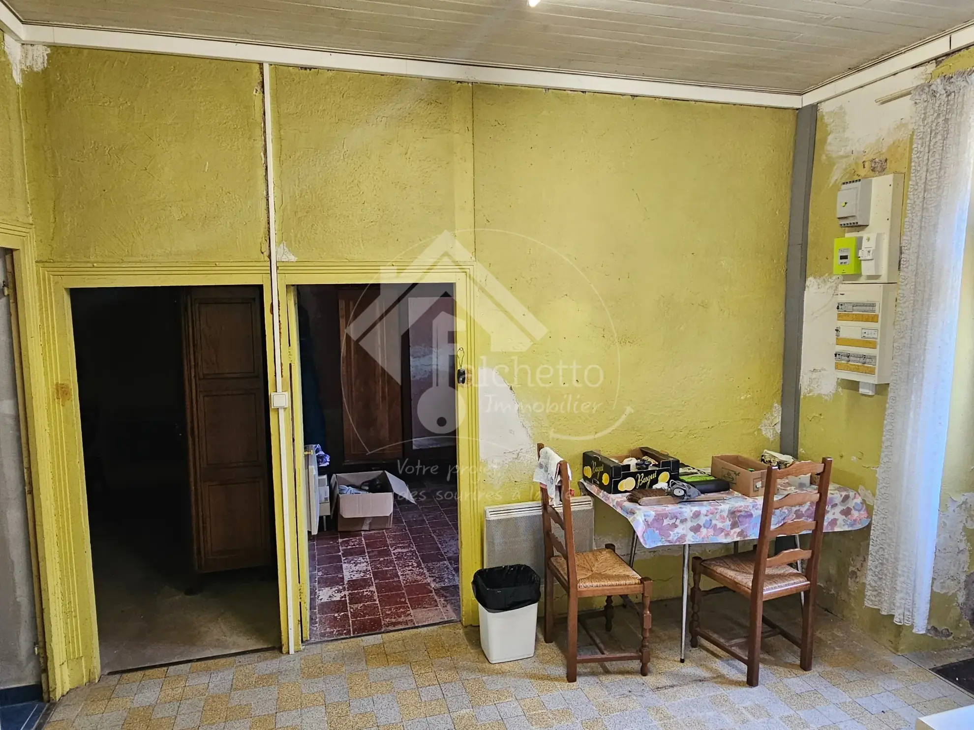 Maison de plain-pied à Chavroches à rénover avec terrain et garage 