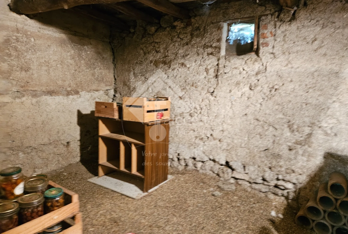 Maison de plain-pied à Chavroches à rénover avec terrain et garage 